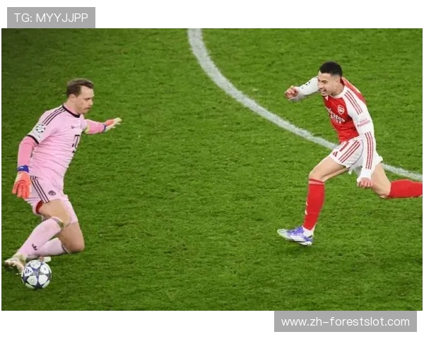 诺伊尔出击失误瞬间，马丁内利笑纳空门大礼